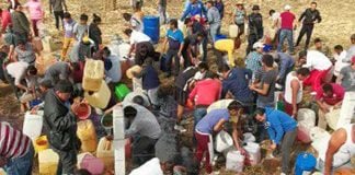 Fuel is scooped at a pipeline tap in Acambay January 12.