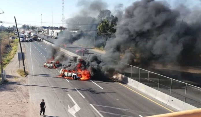 Burning vehicles during an anti-fuel theft operation in Guanajuato yesterday.