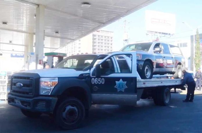 A police vehicle in Aguascalientes had to be towed to the nearest gas station.