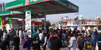 A lineup for gasoline in Michoacán.