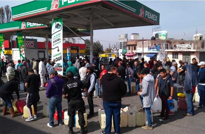 A lineup for gasoline in Michoacán.