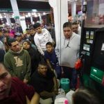 A crowd lines up for gas in Monterrey, Nuevo León.