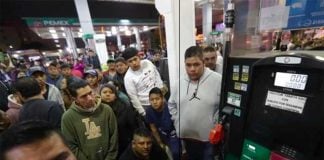 A crowd lines up for gas in Monterrey, Nuevo León.