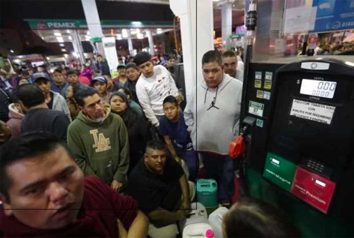 A crowd lines up for gas in Monterrey, Nuevo León.