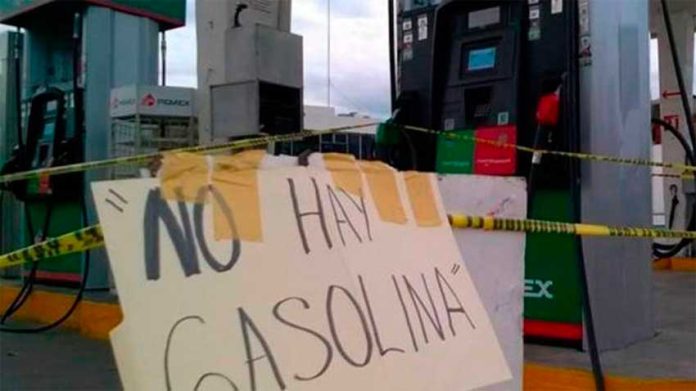 'No gasoline:' a common sign at Michoacán gas stations.
