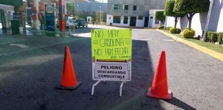 'There is no gasoline' nor is there a date on which it can be expected, says sign in Guanajuato.