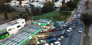 Drivers line up for gas in Zapopan, Jalisco.