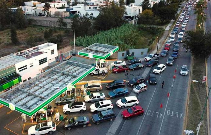 Drivers line up for gas in Zapopan, Jalisco.