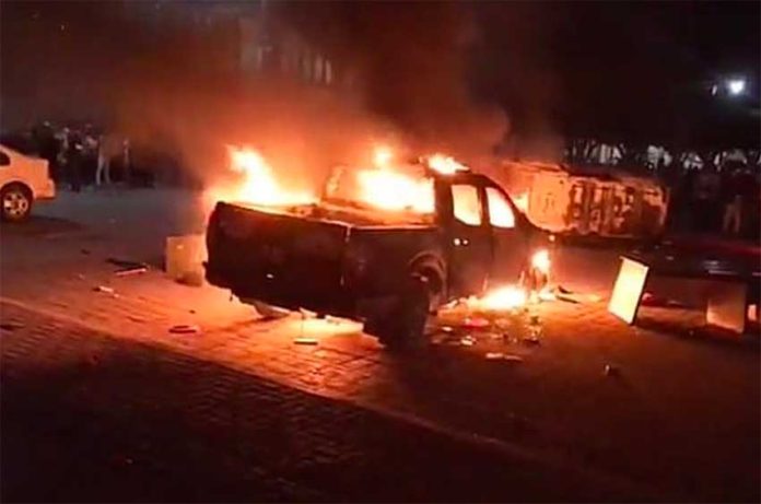 Police vehicle burns in Tepalcingo.