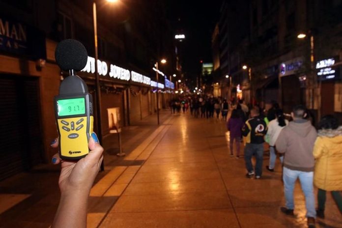 Measuring noise levels on Maduro street in Mexico City.