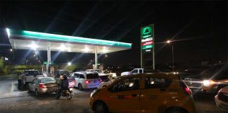 Panicked gas station customers last night in Saltillo.