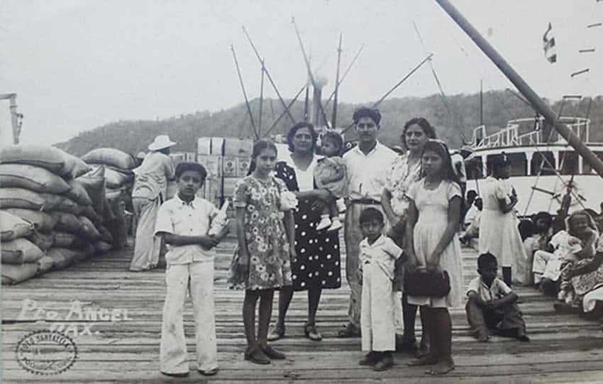 Earlier generations of coffee farmers from Pluma Hidalgo.