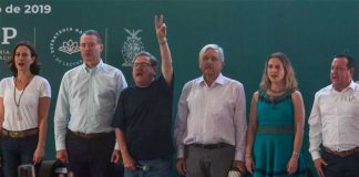 Taibo (arm raised) next to AMLO and Gutiérrez at launch of reading strategy.