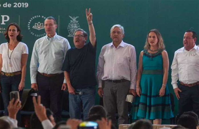 Taibo (arm raised) next to AMLO and Gutiérrez at launch of reading strategy.