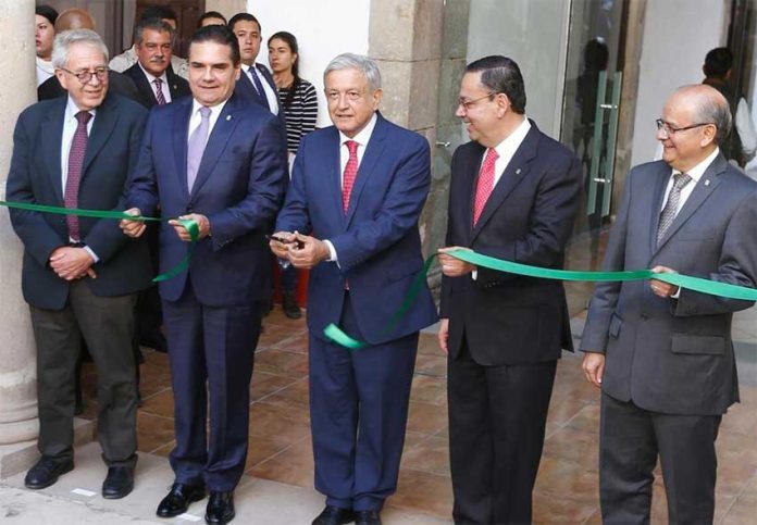 The president cuts the ribbon at the opening of new IMSS offices in Michoacán.