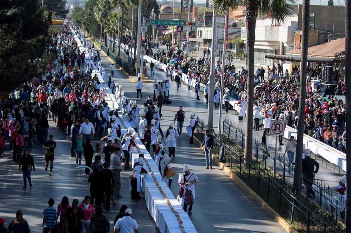 The world's longest rosca de reyes runs up one side of the boulevard and down the other.