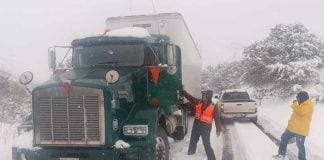 Snow closed some highways in northern Chihuahua yesterday.