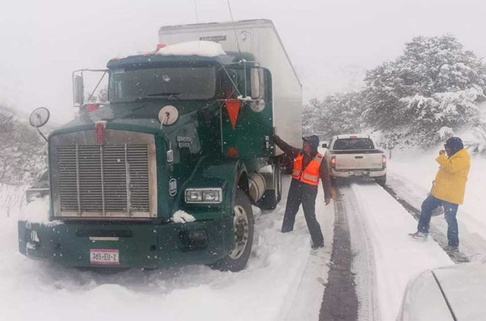 Snow closed some highways in northern Chihuahua yesterday.