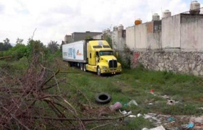 A refrigerated semi in which bodies were being stored in Jalisco.