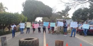 Parents and teachers block the Oaxaca highway yesterday.