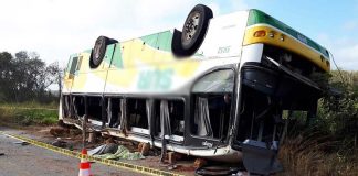 Six people died after this bus rolled over on a highway in Campeche.