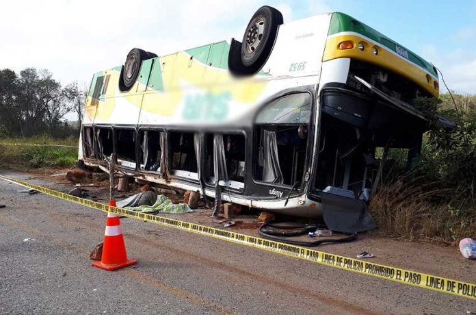 Six people died after this bus rolled over on a highway in Campeche.