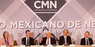 López Obrador, center, with members of the CMN.