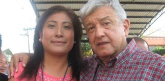 Designer Arrieta with President López Obrador.