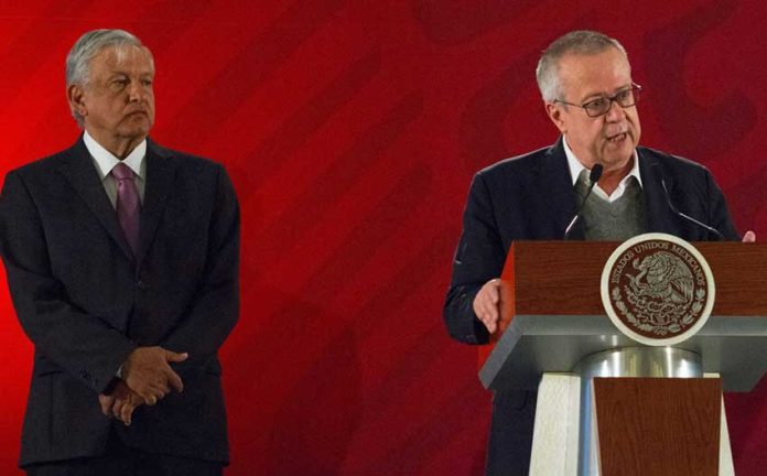 López Obrador, left, and Urzúa present Pemex rescue plan.