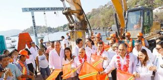 Yesterday's ceremony marking the beginning of construction of a new pier in Zihuatanejo.