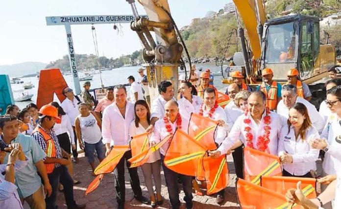 Yesterday's ceremony marking the beginning of construction of a new pier in Zihuatanejo.