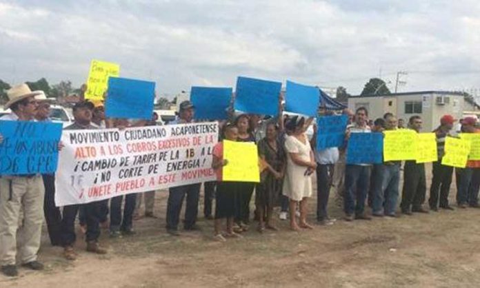 Residents protest CFE tariffs in Acaponeta, Nayarit, in December.