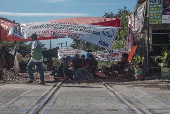 Teachers' blockade in Uruapan, one of two that remain in Michoacán.