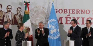 Mexican and UN officials applaud signing of agreement of support.