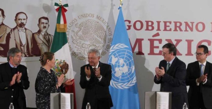 Mexican and UN officials applaud signing of agreement of support.
