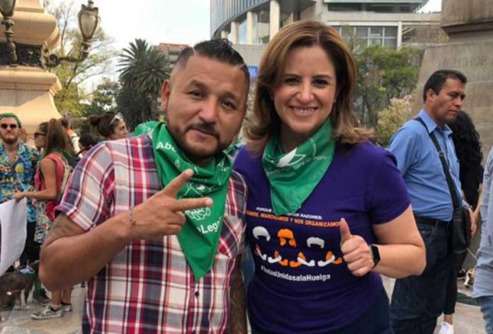 San Luis Potosí Deputy Pedro Carrizales and Citiziens' Movement Deputy Martha Tagle marched for women's rights on Friday.