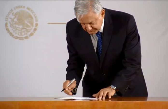 The president signs a pledge not to run for re-election.