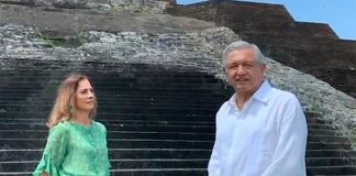 López Obrador and his wife, Beatriz Gutiérrrez, recorded today's video message at the Mayan archaeological site at Comacalco, Tabasco.
