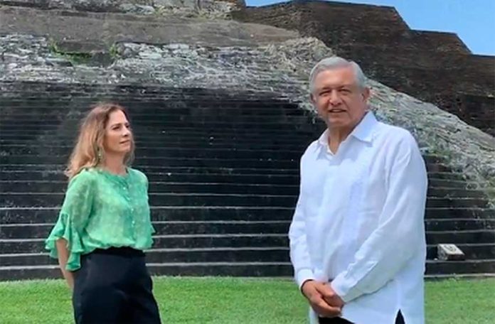 López Obrador and his wife, Beatriz Gutiérrrez, recorded today's video message at the Mayan archaeological site at Comacalco, Tabasco.