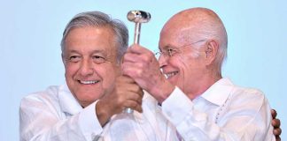 López Obrador, left, presents the official gavel of office to new bankers' association president Niño de la Rivera.