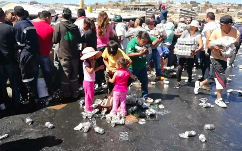 Crowd scores free beer in Zacatecas after truck accident