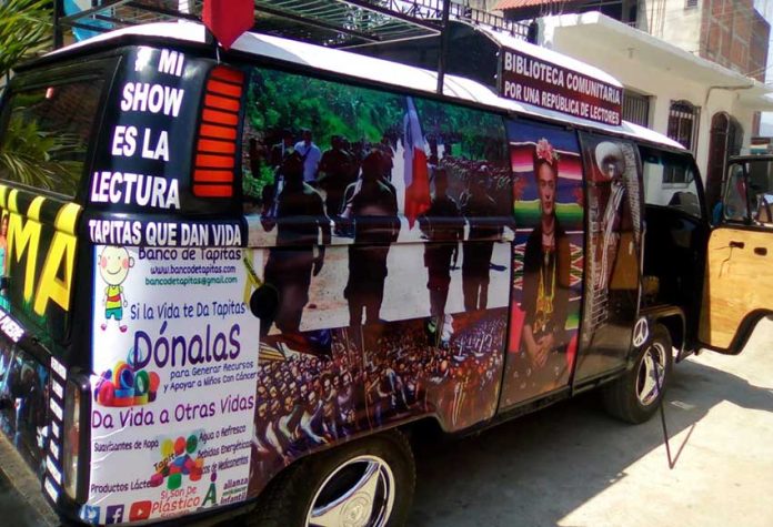 The mobile library that is currently traveling through Guerrero.