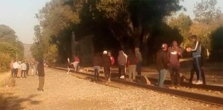 Students block the tracks in Michoacán.