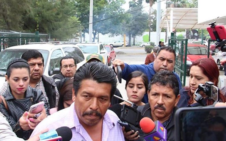 Farmers leader Ortiz, center.