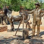 Sculptures in the El Triunfo mining museum courtyard recreate the area’s mining history.