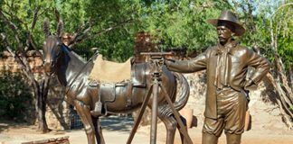 Sculptures in the El Triunfo mining museum courtyard recreate the area’s mining history.