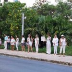 Human chain in Cancún issues call for security and peace.