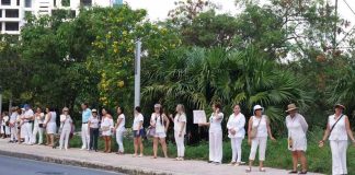 Human chain in Cancún issues call for security and peace.
