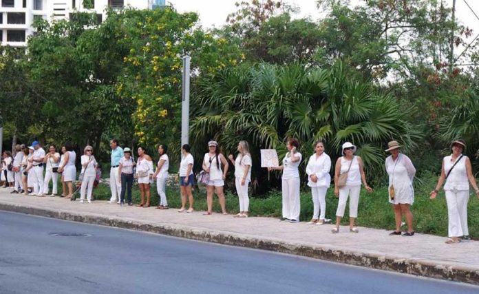 Human chain in Cancún issues call for security and peace.