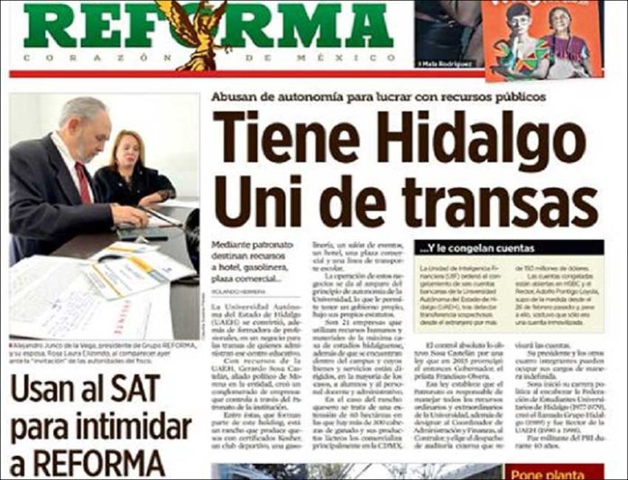 Friday's issue of Reforma. In the photo, Grupo Reforma principals at the tax administration's office in Monterrey.